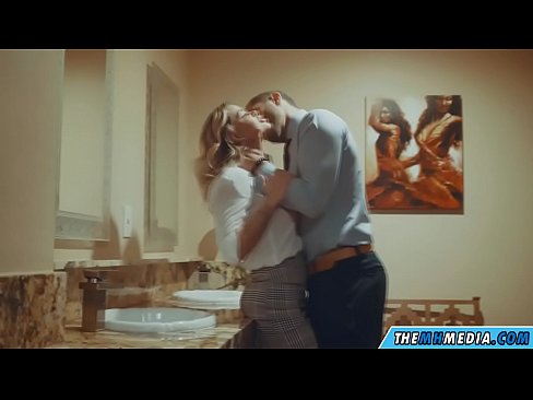 ❤️ Pe a faaosoosoina oe e se blonde busty i totonu o se faletaele lautele ❌ Na'o le porn